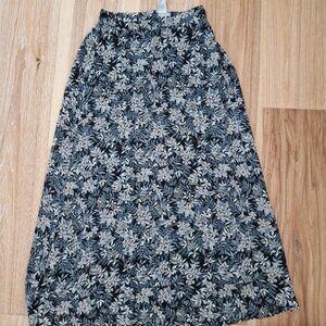 Black and white floral maxi skirt with elastic waist and pockets #cottagecore